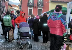 Aria di Vigilia natalizia per le strade della citta\'